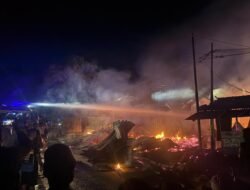 Polri Bergerak Cepat, Water Canon Dikerahkan Padamkan Kebakaran di Jalan Seringgu Merauke