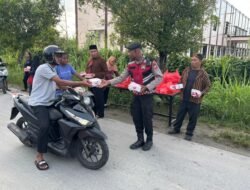 Polres Sarmi Amankan dan Bantu Bagikan 1.000 Takjil oleh HKJSM Kabupaten Sarmi