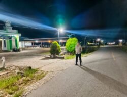Personel Polres Sarmi Amankan Pelaksanaan Sholat Tarawih di Sejumlah Masjid
