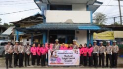 Tebar Kebaikan di Bulan Ramadhan, Sat Lantas Polres Sarmi Bagikan Takjil kepada Pengguna Jalan