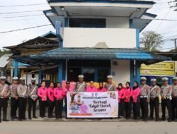 Tebar Kebaikan di Bulan Ramadhan, Sat Lantas Polres Sarmi Bagikan Takjil kepada Pengguna Jalan