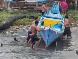 Respons Cepat Sat Polairud Polres Sarmi, Evakuasi Perahu Warga yang Terhempas Gelombang