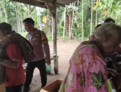 Bhabinkamtibmas Kampung Podena Laksanakan Door to Door System dan Berbagi Pakaian Layak Pakai kepada Warga