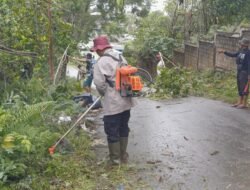 Pererat Kebersamaan, Warga Aspol Dok VIII Atas Gotong Royong Bersihkan Lingkungan Asrama Polisi