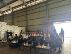 Jaga Stabilitas Pangan Jelang Idulfitri, Bulog Merauke Salurkan Bantuan untuk Masyarakat