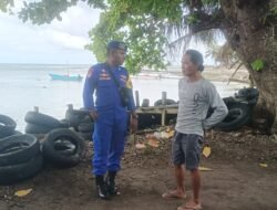 KBO Satpolairud Polres Sarmi Tinjau Warga Terdampak Gelombang Tinggi di Armo Pesisir