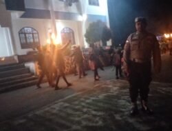 Personel Polres Sarmi Amankan Pawai Obor Paskah, Perayaan Berlangsung Aman dan Khidmat
