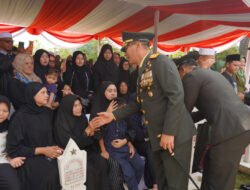 Tangis Haru Iringi Pemakaman Mayor Zulmi, Prajurit Berprestasi TNI