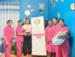 Bhayangkari Cabang Lanny Jaya Kunjungi Anggota Pasca Persalinan