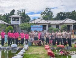 Kapolsek Bonggo Pimpin Panen Perdana Lele di Kolam Merah Putih