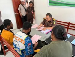 Polres Sarmi Serahkan Tersangka Kasus Pengeroyokan ke Kejari Jayapura