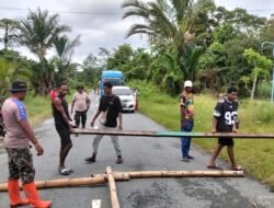 Aksi Pemalangan Jalan di Kampung Srum Berhasil Dimediasi Kapolsek Bonggo