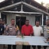 Wujud Kepedulian, Polsek Bonggo Serahkan Bantuan Material Gereja di Kampung Anus