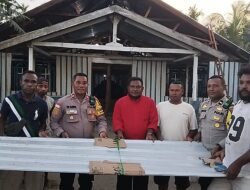 Wujud Kepedulian, Polsek Bonggo Serahkan Bantuan Material Gereja di Kampung Anus