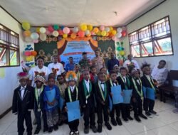 Mewujudkan Generasi Emas Indonesia, Kapolsek Pantai Barat Hadiri Penamatan Siswa PAUD Kartika Arbais dan TK Akuila 21 Karfasia