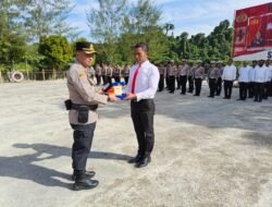 Kapolres Sarmi Serahkan Penghargaan Lomba Kampung Bebas Narkoba dari Kapolda Papua