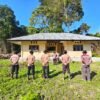 Rawat Aset Polri, Personel Polsek Bonggo Gotong Royong Bersihkan Pos Polisi Bonggo Timur