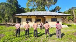 Rawat Aset Polri, Personel Polsek Bonggo Gotong Royong Bersihkan Pos Polisi Bonggo Timur