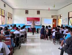 Sat Binmas Polres Sarmi Tanamkan Kesadaran Hukum dan Etika Bermedia Sosial kepada Pelajar SMP Satap Kasukwe