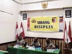 Tegakkan Disiplin Tanpa Kompromi, Wakapolres Sarmi Pimpin Sidang Dua Personel Pelanggar