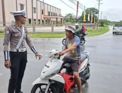 Hadir di Tengah Kesibukan Pagi, Sat Lantas Polres Sarmi Kawal Kelancaran Arus Lalu Lintas