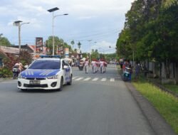 Semangat Merah Putih Membara, Sat Lantas Polres Sarmi Kawal Gerak Jalan HUT ke-81 RI