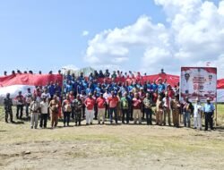 Merah Putih Membentang di Pantai Wisata Bakau Kaisau, Kapolsek Bonggo bersama Anggota dan Bhayangkari Ranting Bonggo Semarakkan HUT RI ke-81