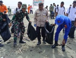 Polres Sarmi Bersama TNI dan Masyarakat Bersihkan Pantai Sambut HUT ke-81 TNI
