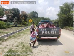 Patroli Dialogis Polsek Pantai Barat, Polisi Sambangi Tokoh Masyarakat hingga Kawal Anak Sekolah