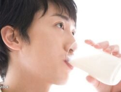 Minum Susu Pagi vs Malam, Mana yang Lebih Sehat?