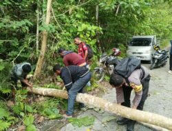 Wujud Kepedulian Polri, Bhabinkamtibmas Kampung Binyer Tetap Berjuang Menembus Rintangan Demi Bertemu Warga yang Berduka